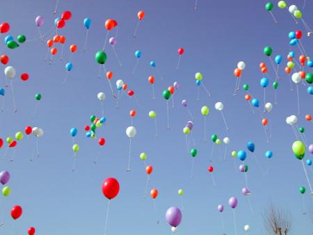 Un petit garçon et les ballons!